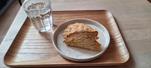 Scone au cheddar vegano at AME Café in Lyon