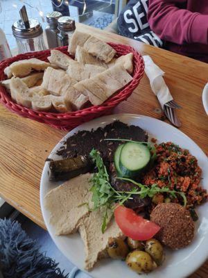 2nd menu plate + free bread basket at Meze Haus Mittelmeerfeinkost in Berlin