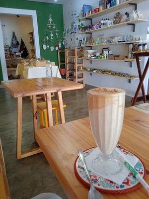 Milkshake com loja ao fundo #Veganuary at Fluxo Co in Goias
