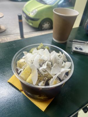 Bowl with pineapple, kiwi and coconut flakes  at Açaí Verão Athens in Athens
