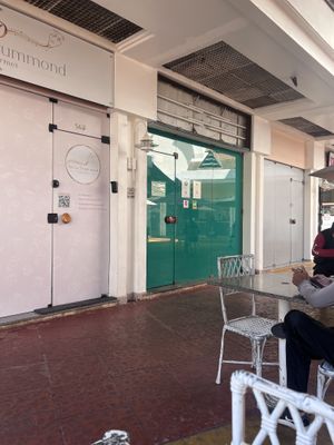 Se vier pessoalmente, é nessa porta verde. Tem que pedir a comida pelo cardápio no QR Code e aguardar    at Pitada Verde in Rio De Janeiro