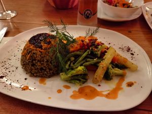 Freeke-Risotto mit geräuchertem Grünkern und Gemüse at Baba Azeitona in Hamburg