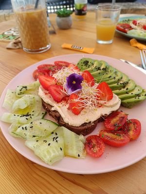 Bread with hummus at Le Carac in Mallorca