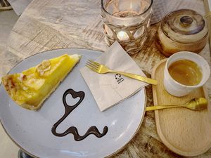 Vegan apple pie with a cup of espresso  #Veganuary at Sorella Café in Gelsenkirchen