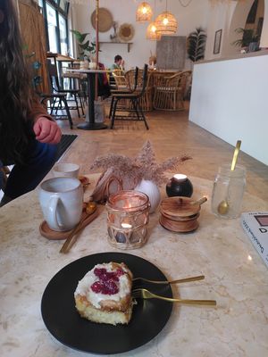 vegan cinnamon roll at Sorella Café in Gelsenkirchen