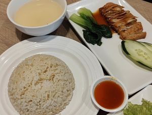 Chicken rice at D'Life Signature 蔬品軒 - Chinatown Pt in Central Singapore