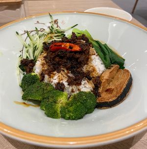 lu rou fan ($7.60). comes with soup on the side as well😄 at D'Life Signature 蔬品軒 - Chinatown Pt in Central Singapore