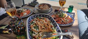 The nachos in the background ground, the quiéreme verde in first place. The other dishes were not vegan at Mi Casa Tu Casa in Marbella