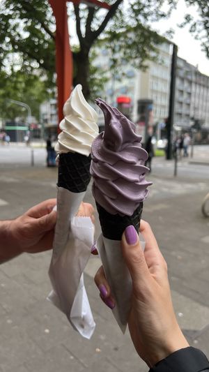 Das violette Eis „Ube“ ist vegan, (links Sorte Vanille, nicht vegan) Karamell-artiger Geschmack, etwas wie Zuckerrüben-sirup, süßlich und reichhaltig.   at Bing Go in Dusseldorf