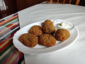 Croquetas veganas de plátano y gofio (izquierda) y de castañas (derecha, más redonditas) at Cruz de Tea in Tenerife