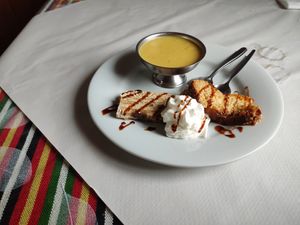 Postres. El del cuenco es vegano (de naranja y plátano), los otros quesillo y tarta de moca at Cruz de Tea in Tenerife