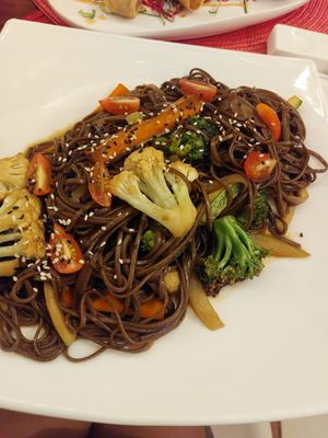 Yakisoba con vegetales at Guelosushi in Liberia