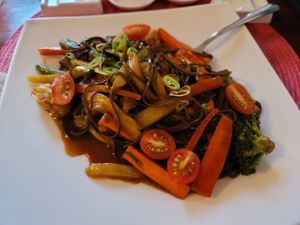 yakisoba con vegetales at Guelosushi in Liberia
