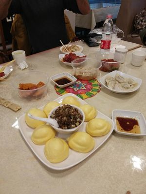 Don't skip the buns! Fun to eat and dreamy soft dough at Water Lotus 清水荷花食坊 - 武侯祠 in Chengdu