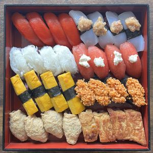 Sushi combo  at Chirashiya - ちらし寿司のちらしや  in Kamakura