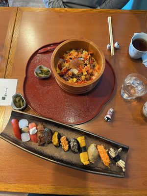 12 piece sushi and deconstructed sushi bowl    at Chirashiya - ちらし寿司のちらしや  in Kamakura