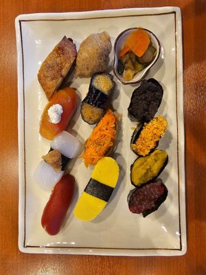 12 piece sushi set at Chirashiya - ちらし寿司のちらしや  in Kamakura