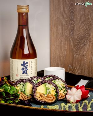 INARI FUTO
Tofu inari, concombre, avocat, mangue, tempura, menthe, mayo végan
 at Shushu Haru  in Montreal