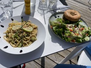 Amazing pasta, broccoli and peanut sauce and mushroom bagel with salad 👌  at Floe in La Plagne-tarentaise