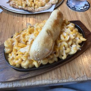 “i’m cheezy” mac bowl #Veganuary at Pig Minds Brewing in Machesney Park