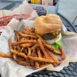 smash burger deluxe at Pig Minds Brewing in Machesney Park