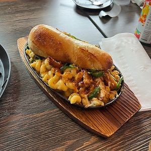 hot hunny ranch chicken mac at Pig Minds Brewing in Machesney Park