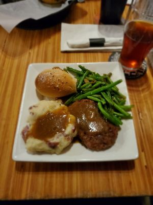 Salisbury steak at Pig Minds Brewing in Machesney Park