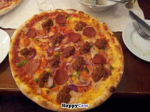 Mamma mia: tomato sauce, paprika, onion, vegan salami, vegan cheese, textured soy protein (fake minced meat). at O'Mamma Mia in Stockholm