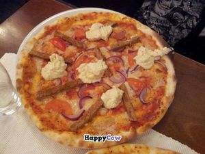 Kebabpizza: Tomatsauce, Feferoni, Tomatoes (fresh), Onion, Kebabmeat (vegan), Vegan cheese, Garlic sauce at O'Mamma Mia in Stockholm