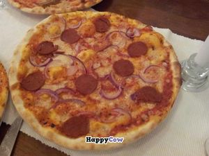 Salamino: Tomato sauce, Onion, Vegan cheese, fake Salami at O'Mamma Mia in Stockholm