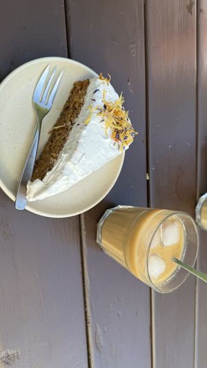 Veganer Carrot Cake under Iced Latte mit Hafermilch  at Brunnenhaus in Wermelskirchen
