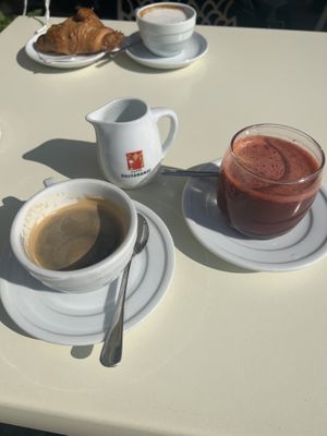 Caffè americano e spremuta d arancia   at House Cafe in Pisa