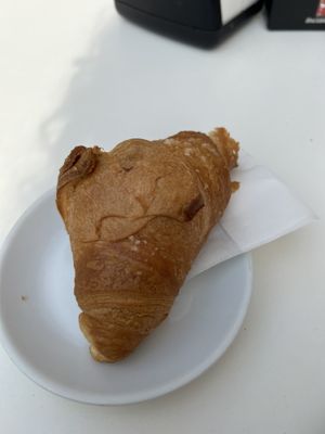 Cornetto vegano all albicocca   at House Cafe in Pisa