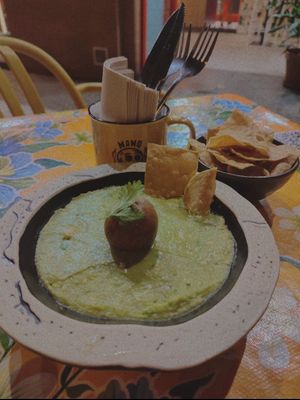 Nachos con guacamole at Mano de Santo - Buhaira in Sevilla