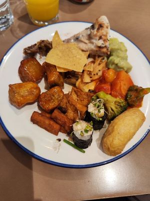 Variety of food from the buffet at Fruitful Food in New Taipei City