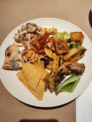 Variety of food from the buffet at Fruitful Food in New Taipei City
