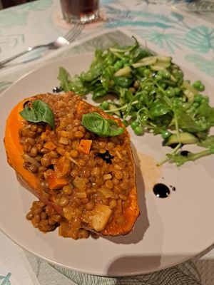 Gepofte zoete aardappel met linzen at Bij Fleur in Torrox Costa