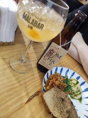 Entrada de hummus, miso y kimchi y trago de gin con kombucha at Mirai Food Lab in Santiago