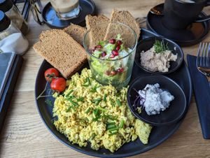 Scrambled tofu at VRÜH - All Day Breakfast in Dortmund