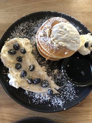 Blueberry pancakes   at VRÜH - All Day Breakfast in Dortmund