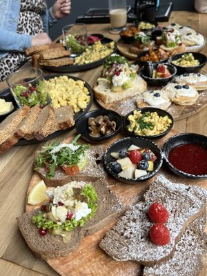 Das Frühstücksbuffet  at VRÜH - All Day Breakfast in Dortmund