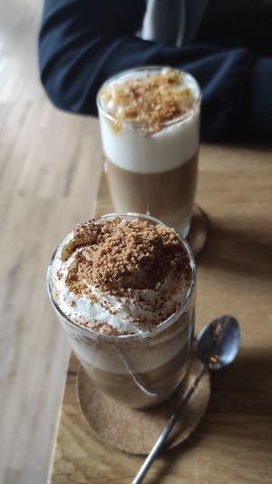 Lebkuchen Macchiato (vorne, Winter-Special) & Salted Caramell Macchiato (je 4,90 €) at VRÜH - All Day Breakfast in Dortmund