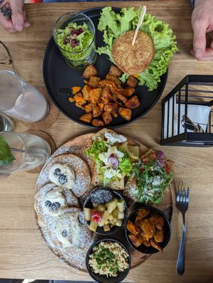 Probierplatte und Burger at VRÜH - All Day Breakfast in Dortmund