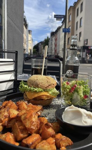 Mango NoChicken-Burger   at VRÜH - All Day Breakfast in Dortmund