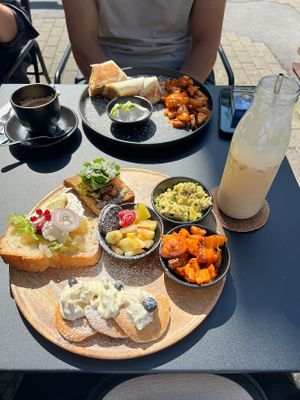 Probierplatte und breakfast burrito   at VRÜH - All Day Breakfast in Dortmund