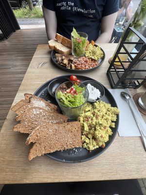 „english breakfast“ (oben) und „klassiker“ (unten)  at VRÜH - All Day Breakfast in Dortmund