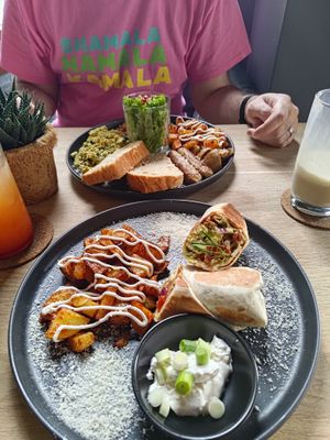 Above: English Breakfast, bottom: Breakfast Burrito at VRÜH - All Day Breakfast in Dortmund