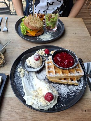 Breakfast burger and raspberry pancakes at VRÜH - All Day Breakfast in Dortmund