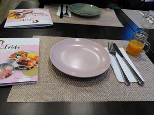 Frühstücksgedeck mit Willkommenssaft at bei FRIDA Café & Catering in Grevenbroich