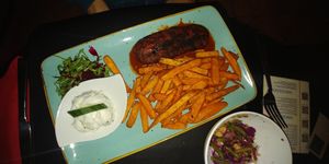 Steak mit Tzatziki und Süßkartoffelpommes at Restaurant Ethos in Traun